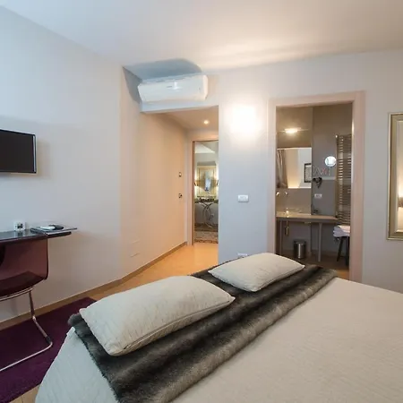 Bed & Breakfast Residenza Ca' Degli Enzi 3*